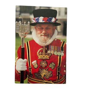 Vintage Postcard Beefeaters at the Tower of London u